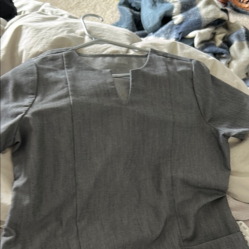 Mandala gray 2 front pocket top. Size small!  Excellent condition!